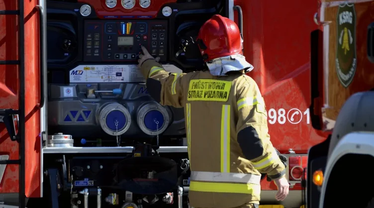 Strażacy gasili wiatę w Kolbuszowej. Pięć jednostek straży pożarnej w akcji - Zdjęcie główne