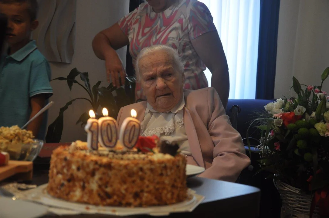 Setne urodziny Walerii Kędzior z Trzęsówki. Wzruszona Jubilatka wdzięczna za życzenia [ZDJĘCIA - WIDEO] - Zdjęcie główne