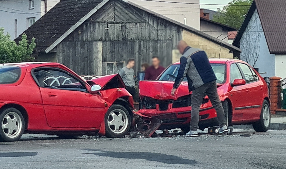 Wypadek w Cmolasie. Doszło do czołowego zderzenia [FOTO] - Zdjęcie główne