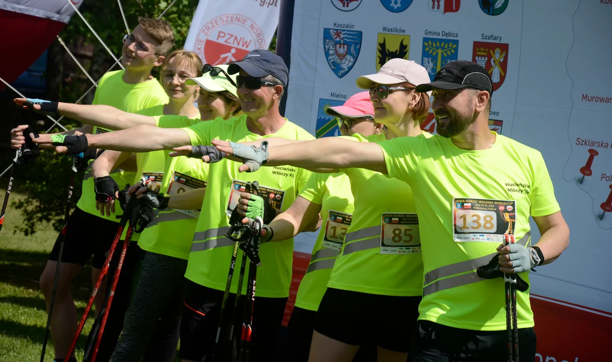 Setki zawodników w skansenie w Kolbuszowej. Trwa Puchar Świata Nordic Walking [ZDJĘCIA] - Zdjęcie główne