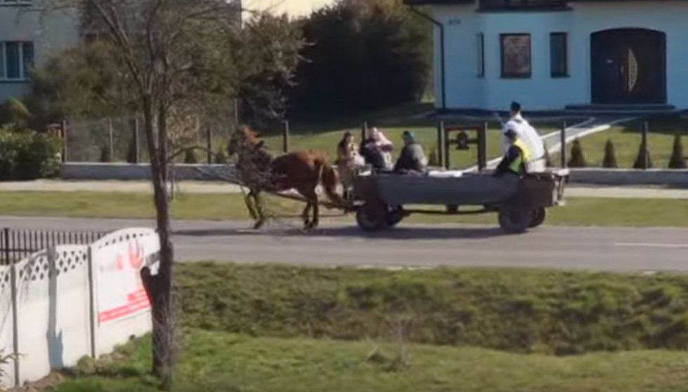 Z REGIONU. Ksiądz święcił pokarmy z... furmanki [VIDEO] - Zdjęcie główne