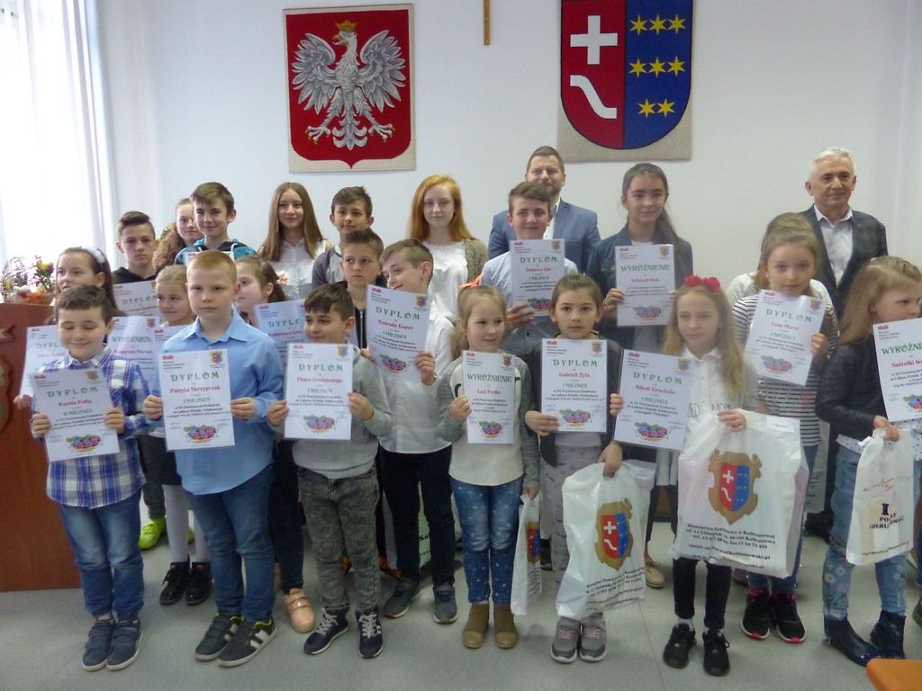 Laureaci XV Powiatowego Konkursu na Ludowe Ozdoby Wielkanocne otrzymali nagrody i pamiątkowe dyplomy - Zdjęcie główne