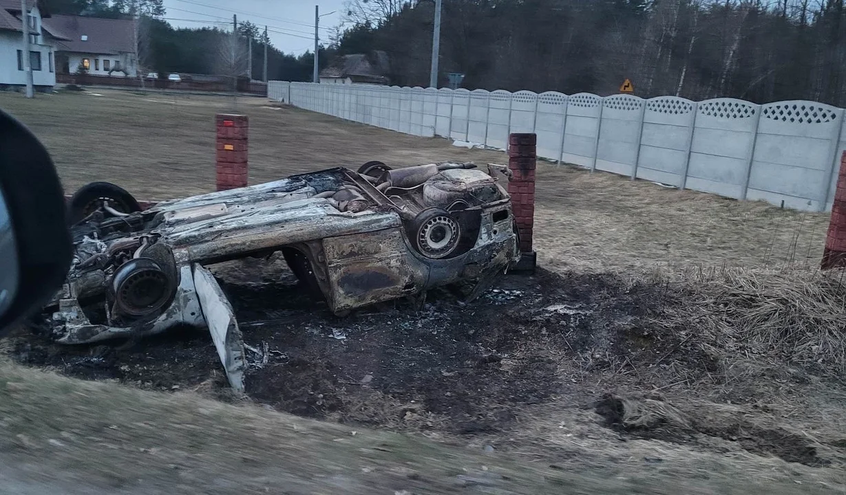 17-latek wjechał samochodem do rowu w Wilczej Woli. Auto dachowało i stanęło w płomieniach. Sprawca uciekł [ZDJĘCIE] - Zdjęcie główne