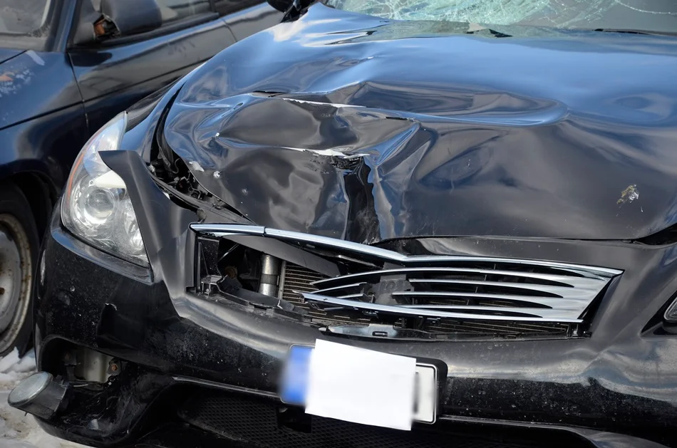 Zdjęcia samochodu, które brało udział w wypadku śmiertelnym w Komorowie. Pojazd został zabezpieczony na policyjnym parkingu.