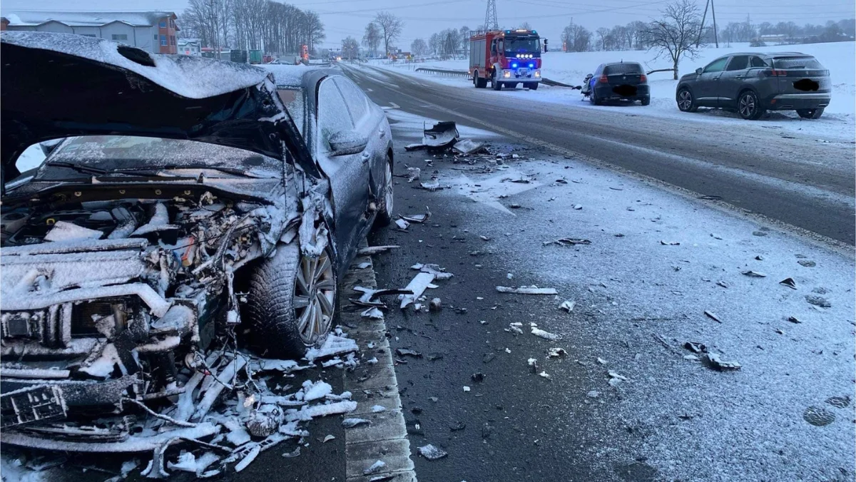 Niebezpieczne warunki na drodze. Wypadek na DK94 w Sędziszowie Małopolskim. Dwie osoby poszkodowane [ZDJĘCIA] - Zdjęcie główne