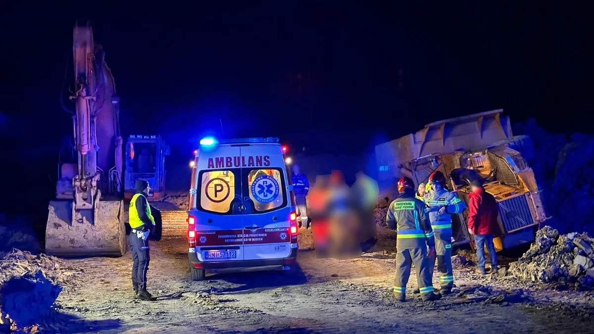 Wypadek na terenie ceramiki w Kupnie. Służby ratunkowe w akcji [ZDJĘCIA] - Zdjęcie główne