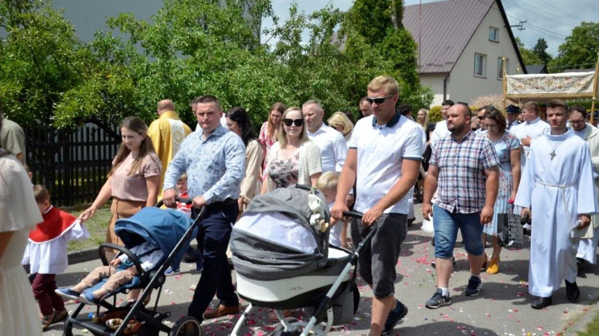 Boże Ciało w Raniżowie. Setki wiernych na procesji [ZDJĘCIA] - Zdjęcie główne