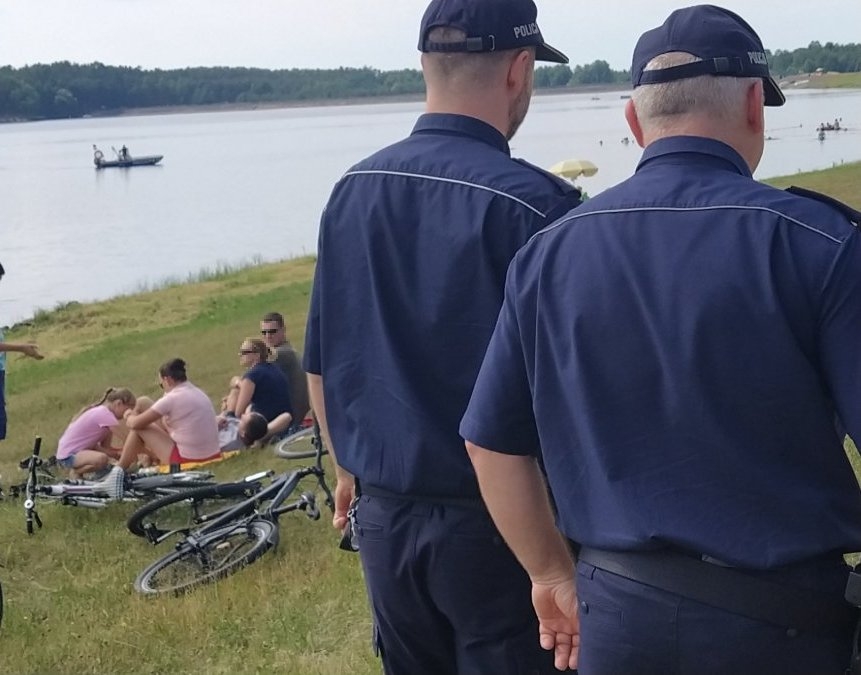 Działania policji nad zalewem w Wilczej Woli. 