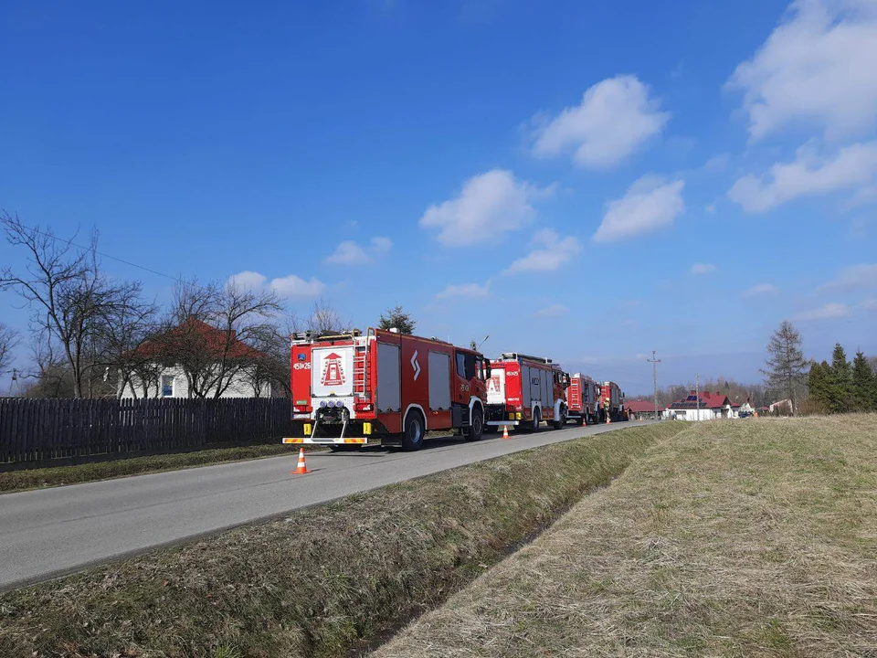 Pożar kotłowni w Hucie Komorowskiej. Na miejscu pracuje 6 zastępów straży pożarnej [ZDJĘCIE] - Zdjęcie główne