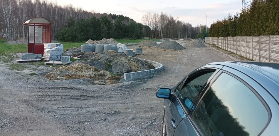 Przy stadionie w Cmolasie buduje się długo wyczekiwany parking. Już nie będzie trzeba parkować na trawie - Zdjęcie główne