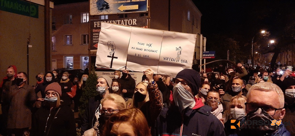 Rzeszowski "Pogrzeb Praw Kobiet". Tłum do członków PiS-u: „Wypie****ać” [FOTO, VIDEO] - Zdjęcie główne