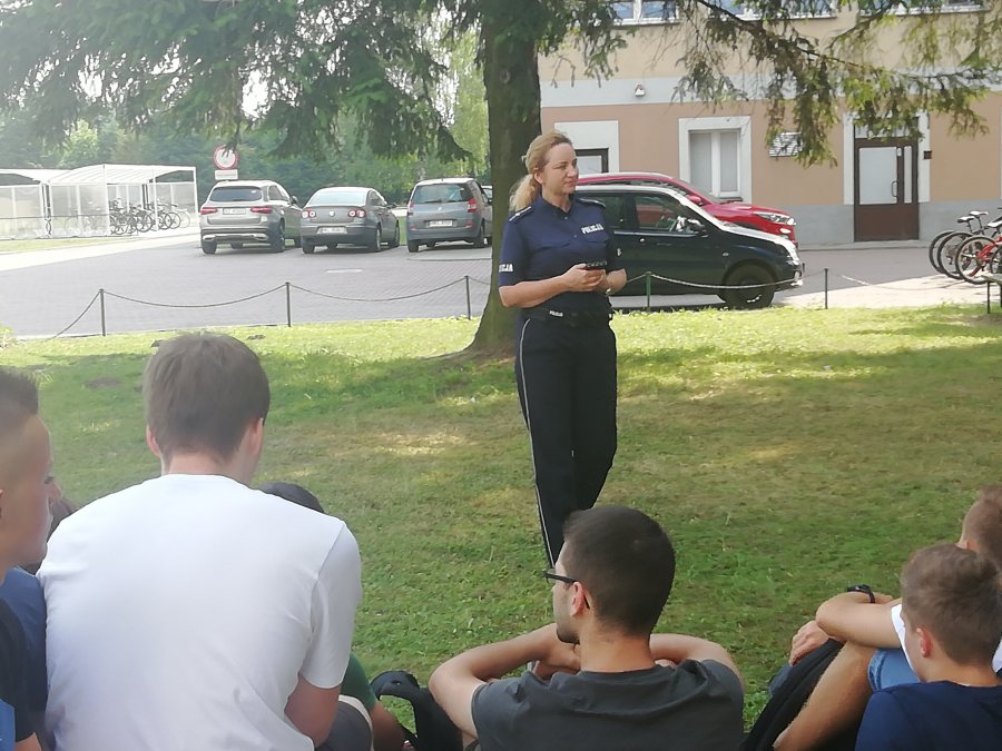 Policjantki w plenerze poruszyły temat bezpieczeństwa podczas nadchodzących wakacji - Zdjęcie główne