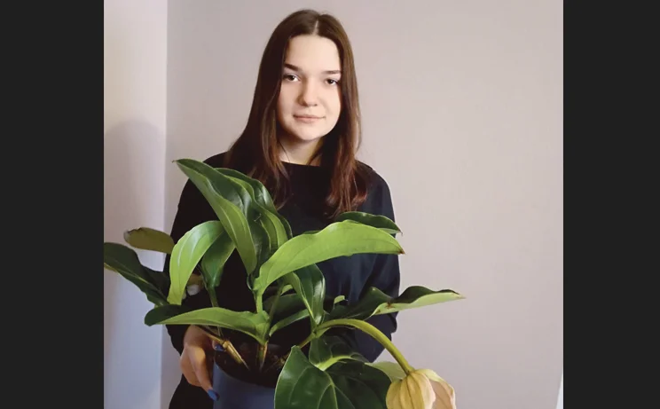 Ola Serafin ze szkoły w Weryni o pielęgnacji egzotycznej rośliny - Zdjęcie główne
