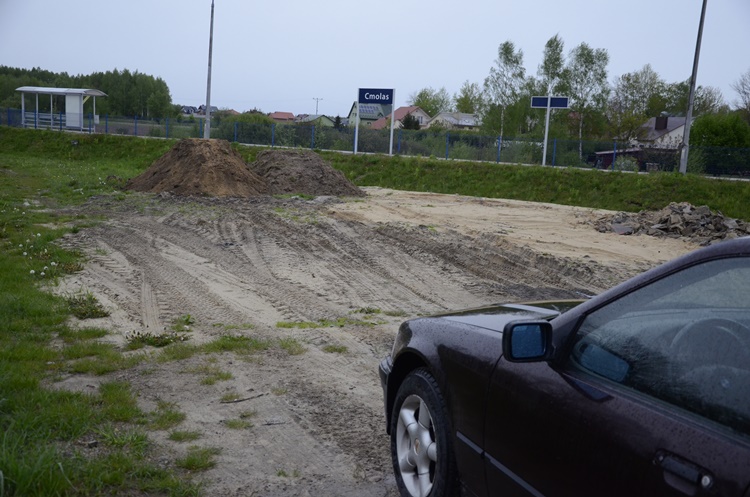 Mieszkańcy są ciekawi, co z parkingiem, który miałby powstać przy przystanku kolejowym w Cmolasie - Zdjęcie główne