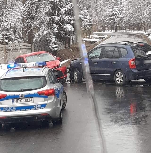 Zderzenie dwóch samochodów w Kłapówce. Droga zablokowana [AKTUALIZACJA] - Zdjęcie główne