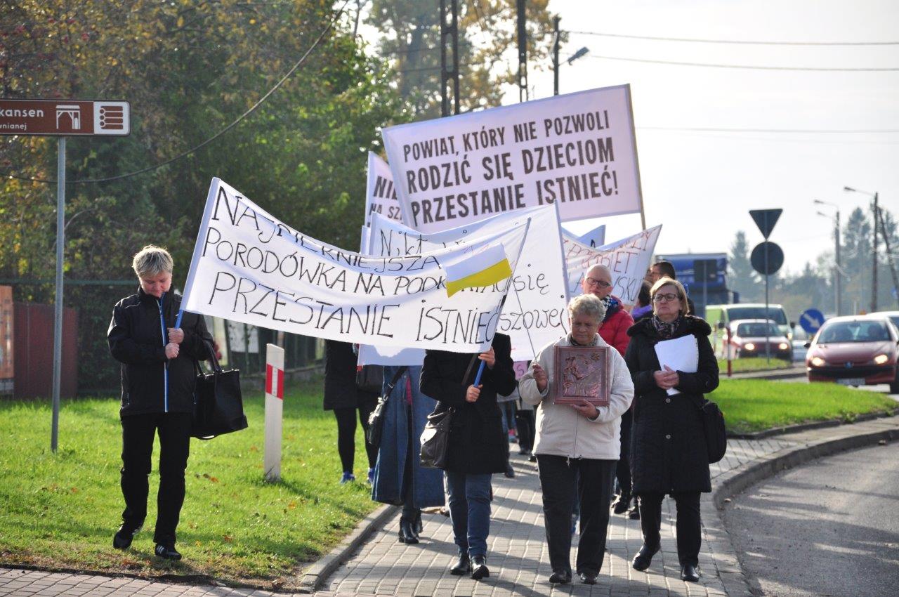 Protest w obronie porodówki w Kolbuszowej. Mieszkańcy wyszli na ulice - Zdjęcie główne