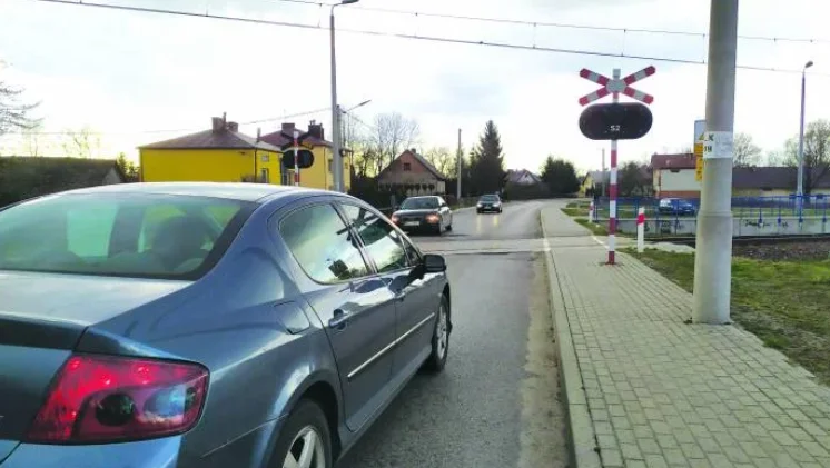 Przejechał na czerwonym świetle przez tory w Cmolasie. Otrzymał wysoki mandat  - Zdjęcie główne