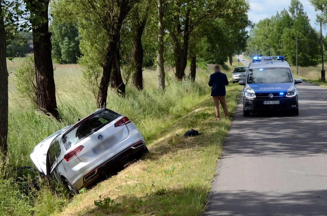 Samochód po zderzeniu ze słupem wjechał do przydrożnego rowu.