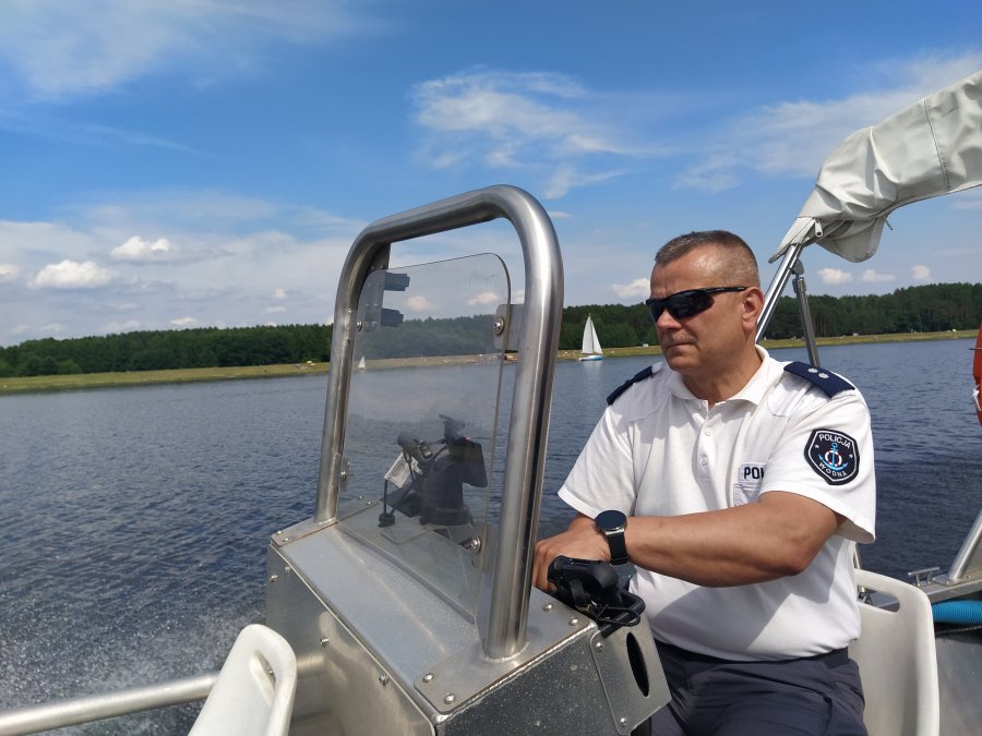 Działania policji nad zalewem w Wilczej Woli. 