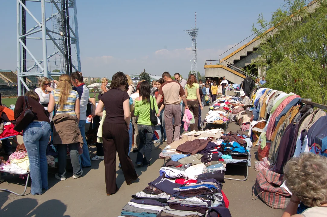 Mieleckie bazary. Jeździli na nie również mieszkańcy powiatu kolbuszowskiego [ARCHIWALNE ZDJĘCIA] - Zdjęcie główne