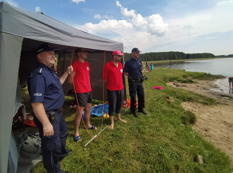 Działania policji nad zalewem w Wilczej Woli. 