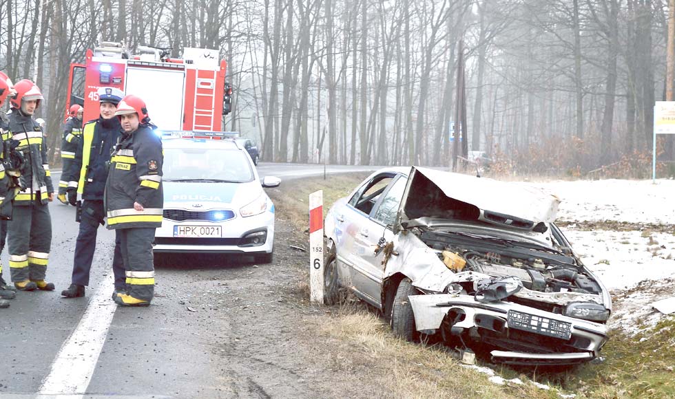 Kierowca fiata dachował na drodze krajowej w Komorowie - Zdjęcie główne