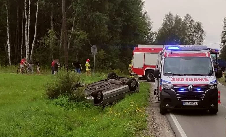 Dachowanie samochodu osobowego na drodze wojewódzkiej w Krzątce [ZDJĘCIA] - Zdjęcie główne