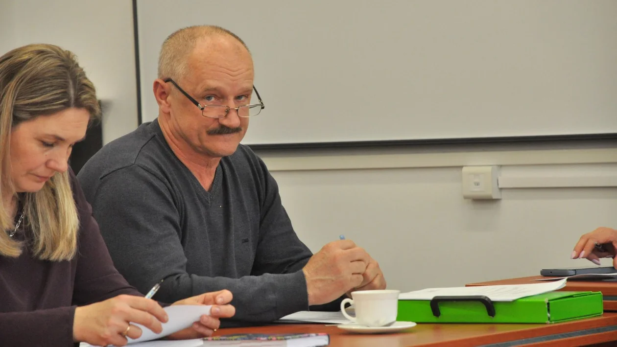 Edward Klecha (58 l.). Pracuje jako starszy specjalista gospodarki magazynowej w Liugong Dressta Machinery sp. z.o.o. Posiada 3000 zł oszczędności. To więcej o tysiąc złotych niż w roku ubiegłym. Pieniądze objęte są małżeńską współwłasnością majątkową. Samorządowiec ma dom o powierzchni 180 mkw, o wartości 90 tysięcy złotych. Jest to małżeńska wspólność majątkowa. Radny dodatkowo ma użytki rolne, las o powierzchni 6,50 ha o wartości 60 tysięcy złotych. Na terenie gospodarstwa jest dom oraz szopa. Z tego tytułu radny osiąga zerowe dochody, jest to uprawa na własne potrzeby. Grunty to małżeńska współwłasność majątkowa. Jeśli chodzi o dochody, radny zarobił 57 457,56 zł ze stosunku pracy. Dodatkowo otrzymał dietę za udział w posiedzeniu Rady Stowarzyszenia Lokalnej Grupy Działania w wysokości 120 zł oraz dzierżawę w wysokości 100 zł. Ponadto samorządowiec otrzymał dietę radnego w wysokości 6000.  Radny otrzymał także dopłatę obszarową w wysokości 2 804,99 zł oraz dietę za pracę w komisji wyborczej 700 zł.  Jeśli chodzi o pojazdy, radny posiada dwa auta, są to ford c-max z 2007 r.oraz volkswagen golf 6 z 2009 r. Jest to małżeńska wspólność majątkowa. Radny nie ma żadnych zobowiązań finansowych.