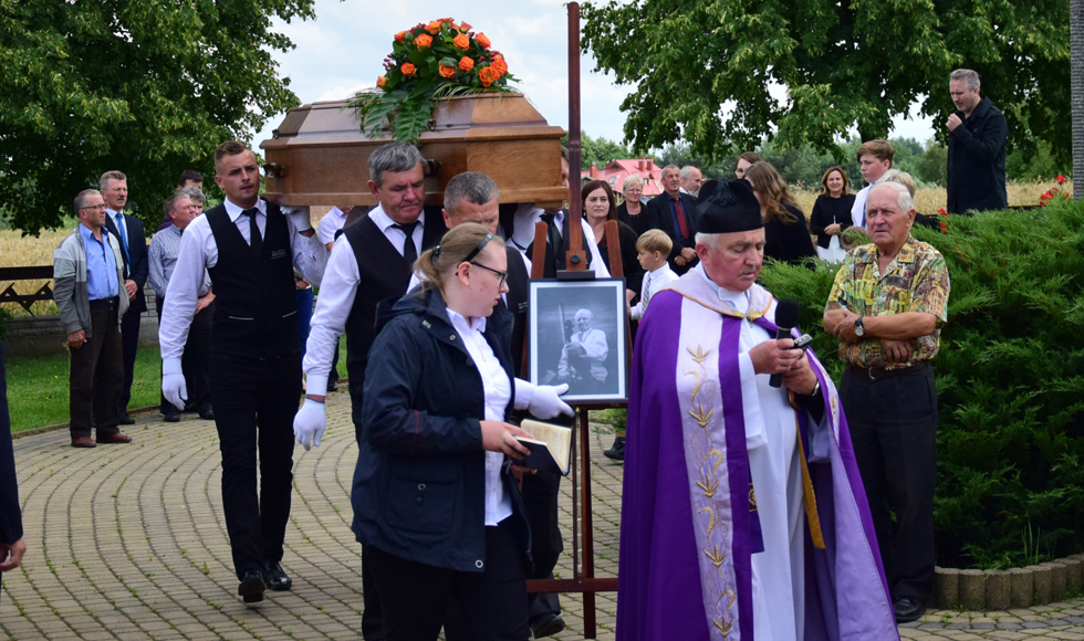 Powiat kolbuszowski. W Kosowach odbył się pogrzeb Władysława Pogody. Muzykanta żegnały tłumy ludzi  - Zdjęcie główne