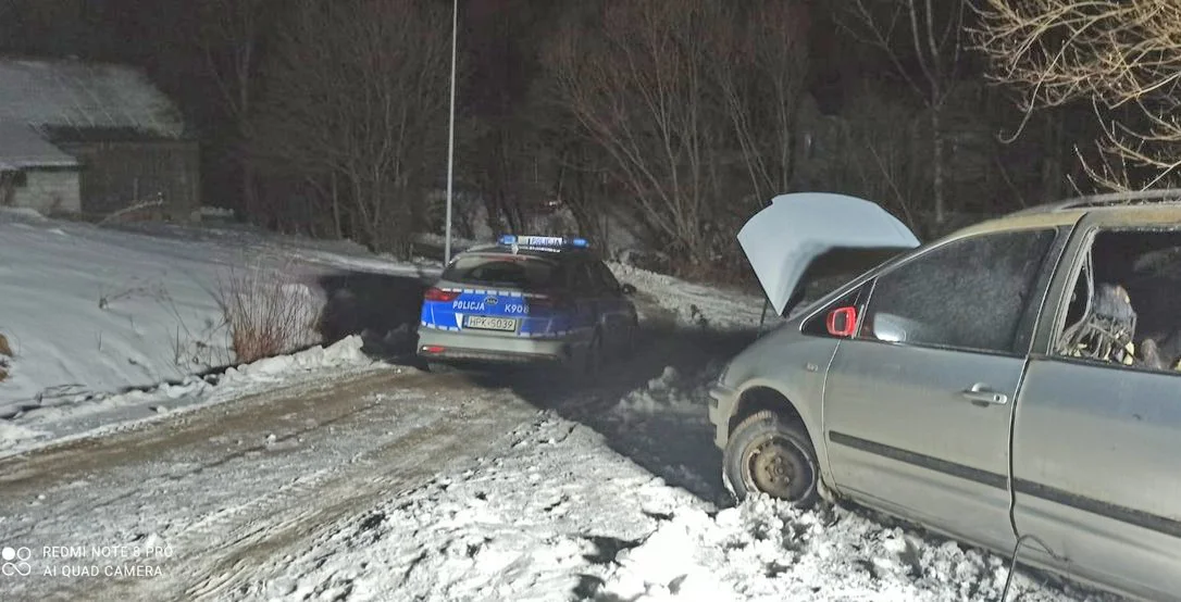 Zwęglone zwłoki w samochodzie. Policja o pożarze w Bukowsku - Zdjęcie główne