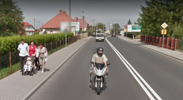 Mieszkańcy Majdanu Królewskiego w obiektywie Google Street View. Zobacz zdjęcia sprzed 10 lat [ZDJĘCIA] - Zdjęcie główne