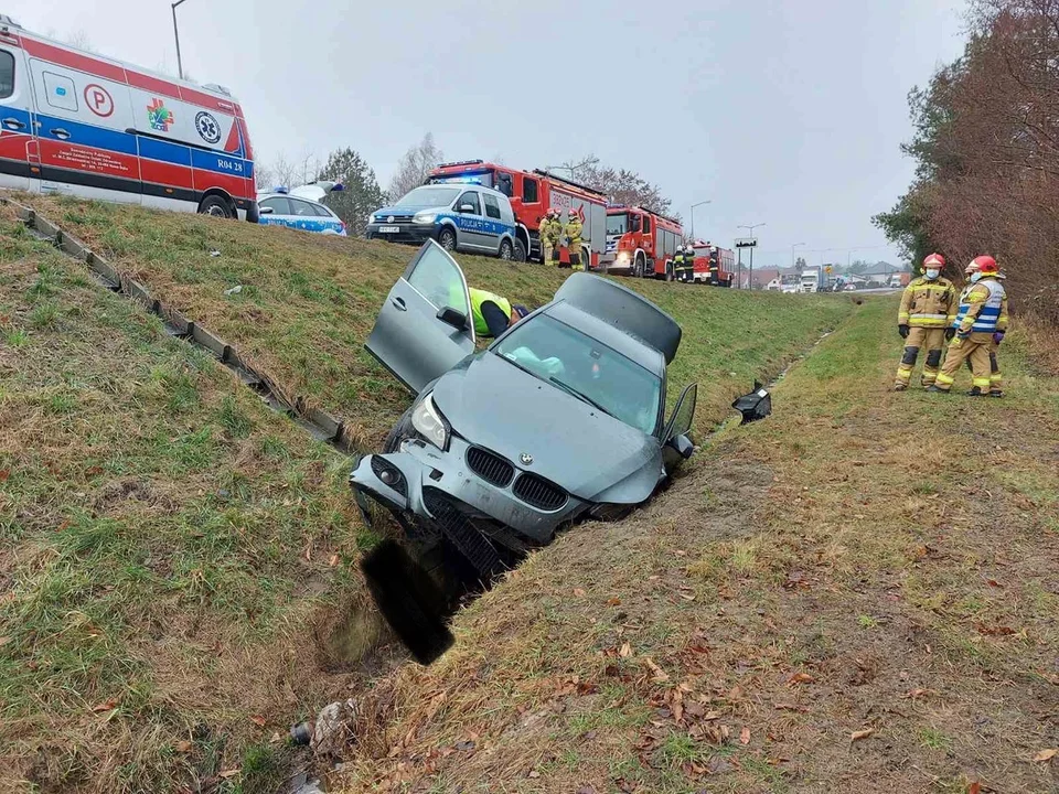 Nowa Dęba. Kierowca zatrzymał się w rowie. Nie miał prawa jazdy [AKTUALIZACJA - MAPA] - Zdjęcie główne