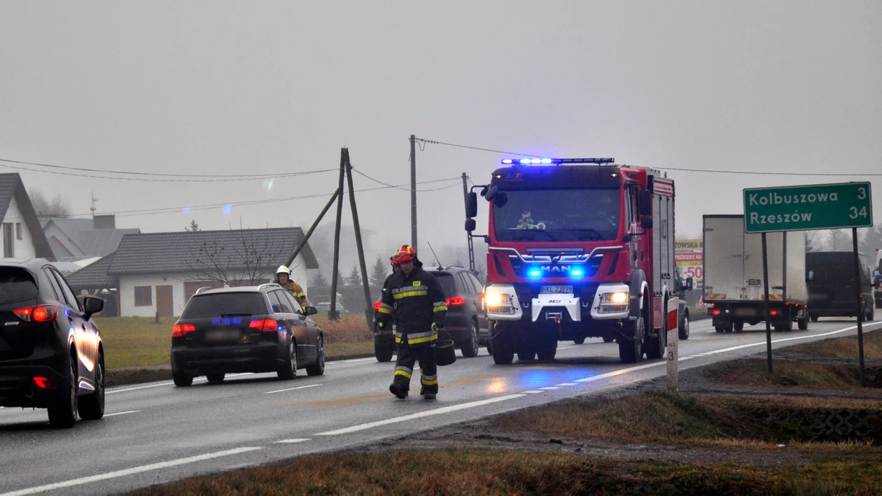 Plama oleju na długości 26 kilometrów DK9. Usuwało ją ponad 40 strażaków - Zdjęcie główne