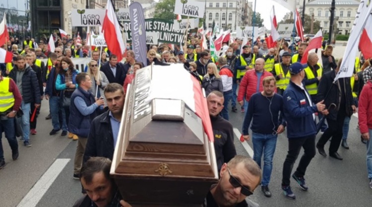 Z trumną pod Pałac Prezydencki. Rolnicy protestują w Warszawie [VIDEO] - Zdjęcie główne