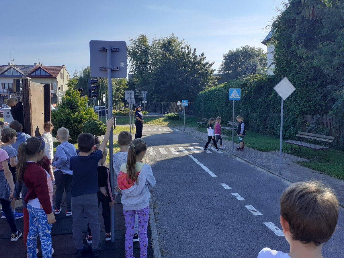 Policjantki z Kolbuszowej poprowadziły zajęcia dla uczniów na temat bezpieczeństwa na drodze. 