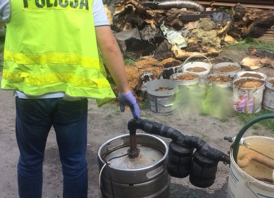 Gmina Raniżów. Właściel płonącego garażu utrudniał akcję gaśniczą. Na jego posesji policjanci znaleźli amunicję i odkryli nielegalny pobór prądu  - Zdjęcie główne