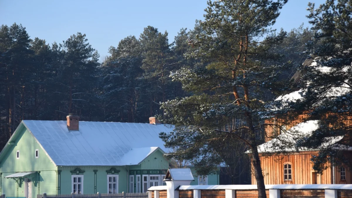 Zobaczcie jak wygląda skansen w Kolbuszowej zimą. To tu nakręcono serial "1670" [ZDJĘCIA] - Zdjęcie główne