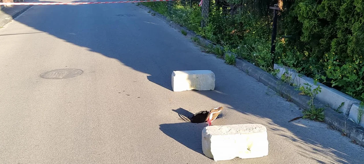 Miejsce zostało zabezpieczone i otaśmowane przez strażaków.