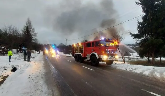 Pożar w Wojtkowej. Spłonął dom strażaka z miejscowej jednostki OSP - Zdjęcie główne