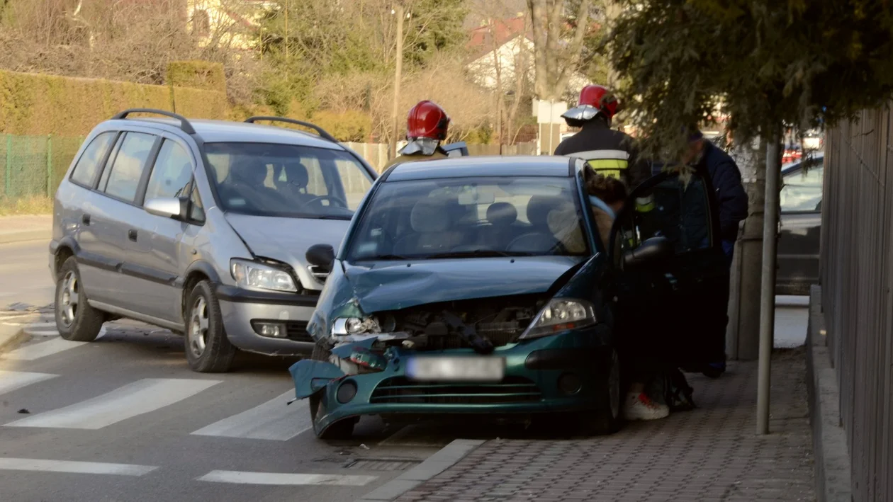 Zderzenie dwóch samochodów na ul. Obrońców Pokoju w Kolbuszowej [ZDJĘCIA] - Zdjęcie główne