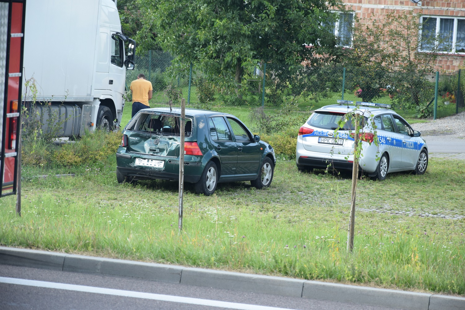 Gmina Kolbuszowa. Zderzenie dwóch pojazdów na drodze krajowej nr 9 w Widełce. Do zdarzenia doszło w  pobliżu wiaduktu. - Zdjęcie główne
