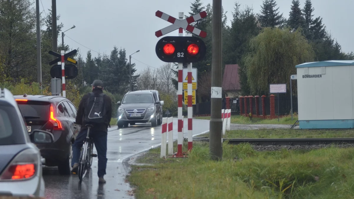 Niewidzialne pociągi w Zarębkach. Kierowcy na skraju cierpliwości. Co na to PKP PLK? - Zdjęcie główne