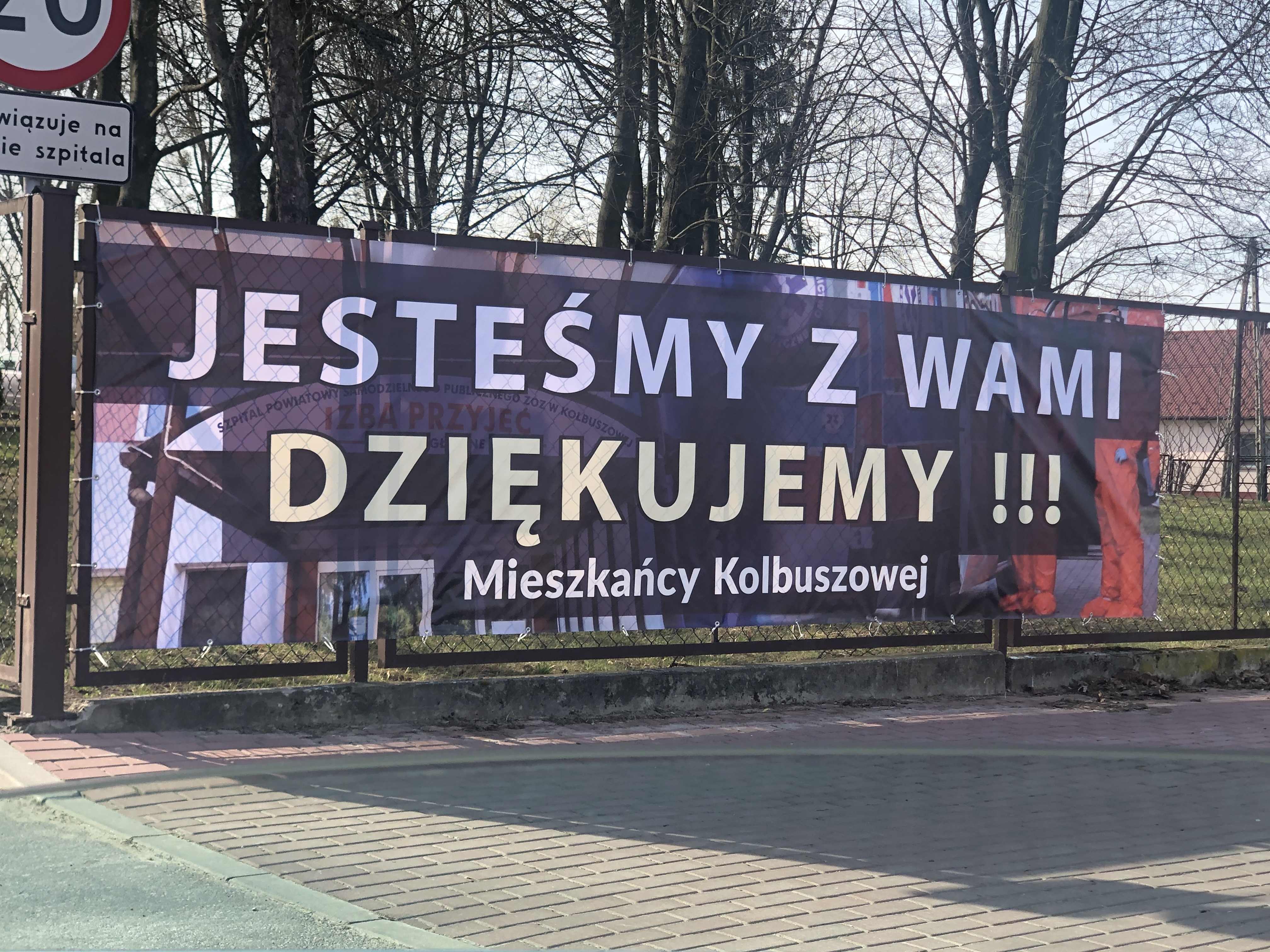 KOLBUSZOWA. Kolejny baner pod szpitalem. Mieszkańcy dziękują służbie zdrowia - Zdjęcie główne