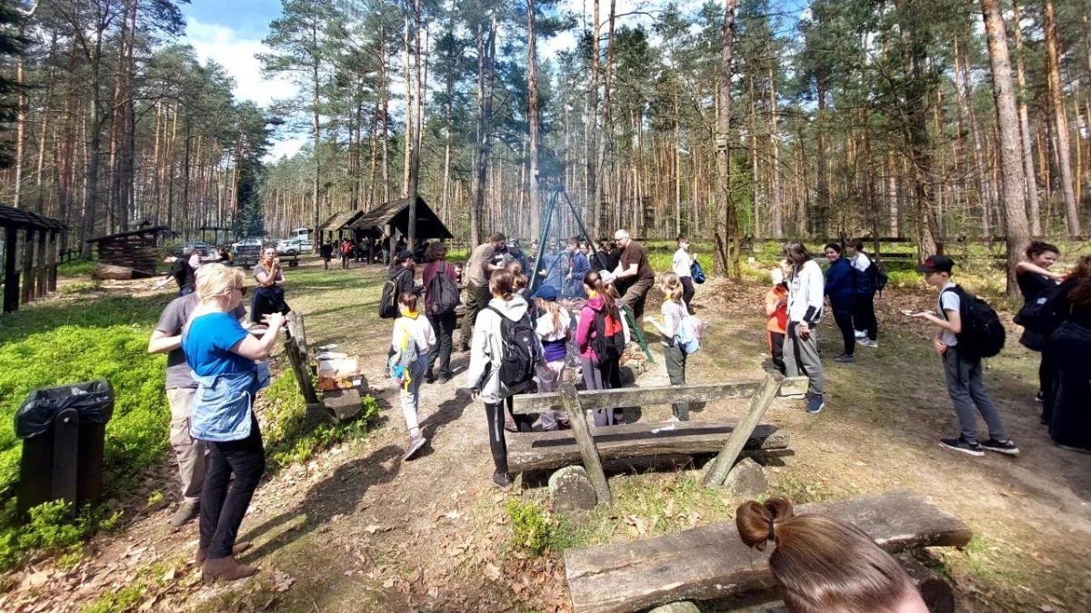 Ponad 100 osób sadziło las w Nadleśnictwie Kolbuszowa [ZDJĘCIA] - Zdjęcie główne