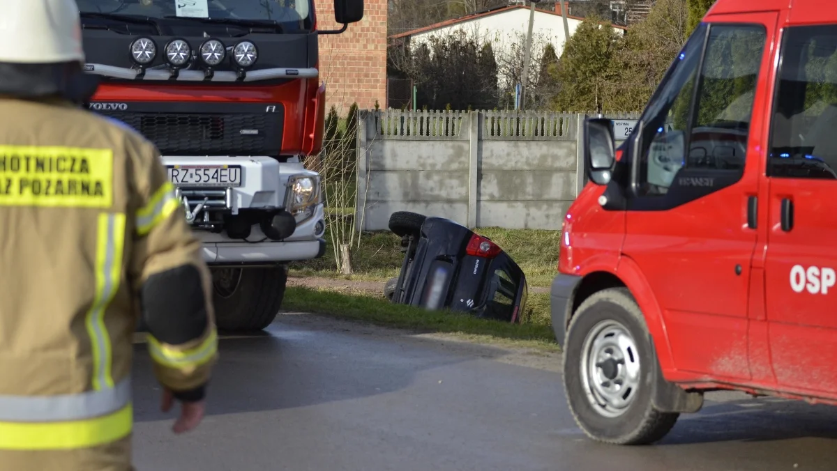 Wypadek w Weryni na drodze w kierunku Kłapówki. Osobówka wylądowała na boku w rowie [ZDJĘCIA - MAPA] - Zdjęcie główne