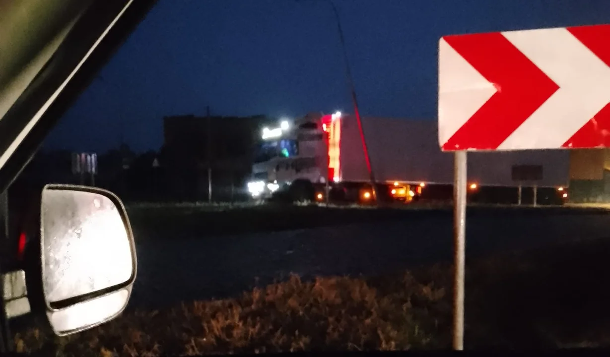 Kierowca ciężarówki "zaparkował" na rondzie w Kolbuszowej Górnej. Uszkodzona latarnia i krawężnik - Zdjęcie główne