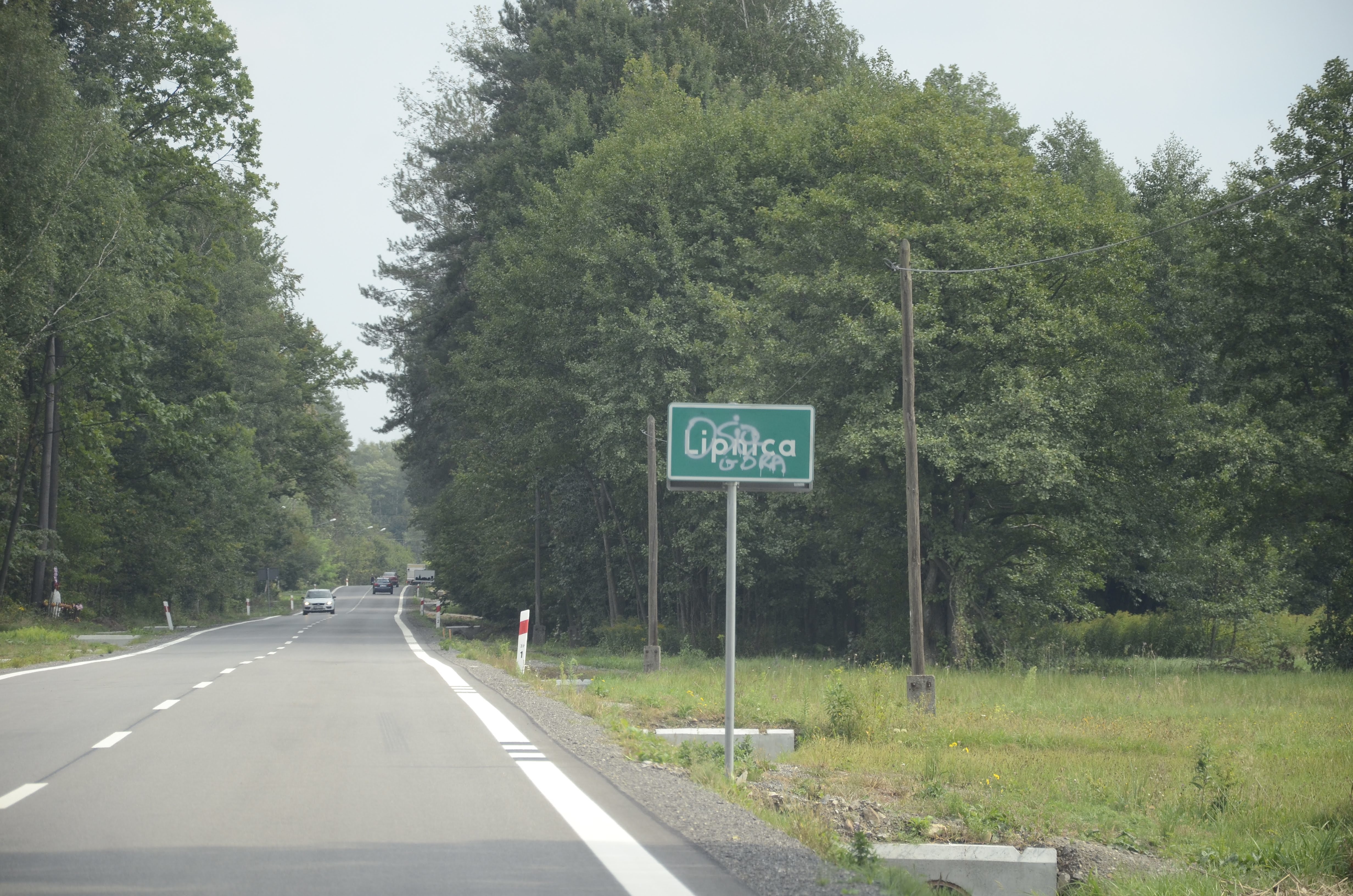 Znak "Lipnica" w Osiej Górze nadal stoi. Wójt zapewnia, że ma się to zmienić  - Zdjęcie główne