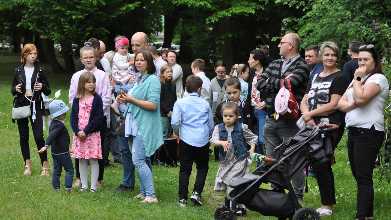 Piknik przy szkole muzycznej w Niwiskach. Zobacz zdjęcia z imprezy obok dworku Hupki [ZDJĘCIA] - Zdjęcie główne