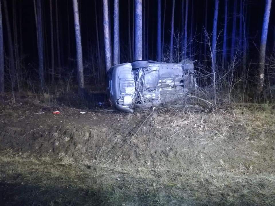 Wypadek na drodze relacji Kolbuszowa-Mielec. Kierowca nie mógł wydostać się z samochodu [ZDJĘCIA] - Zdjęcie główne