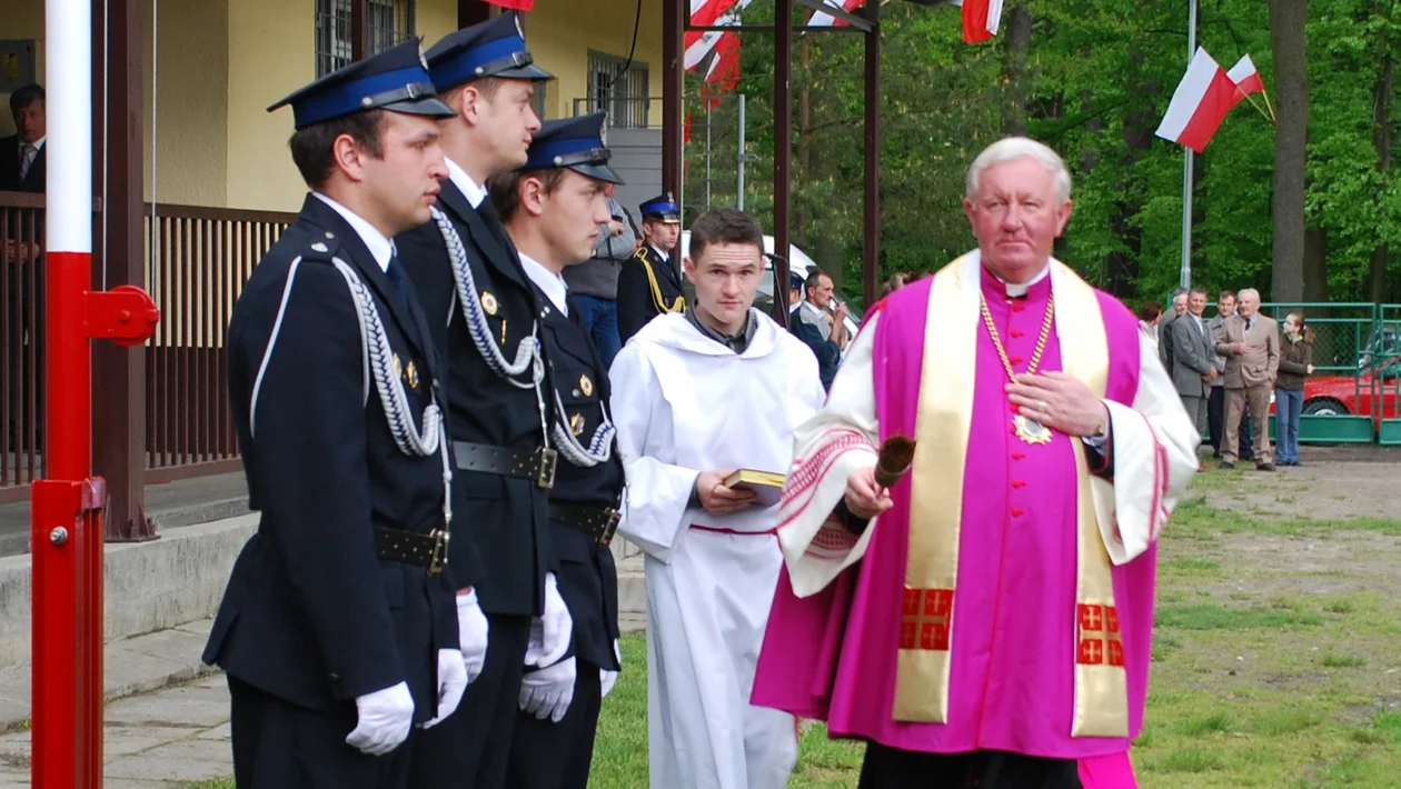 Kilkuset strażaków na uroczystościach w Weryni. Przyznano odznaczenia i poświęcono nowe wozy. Tak wyglądały obchody Dnia Strażaka w 2008 roku [ZDJĘCIA] - Zdjęcie główne